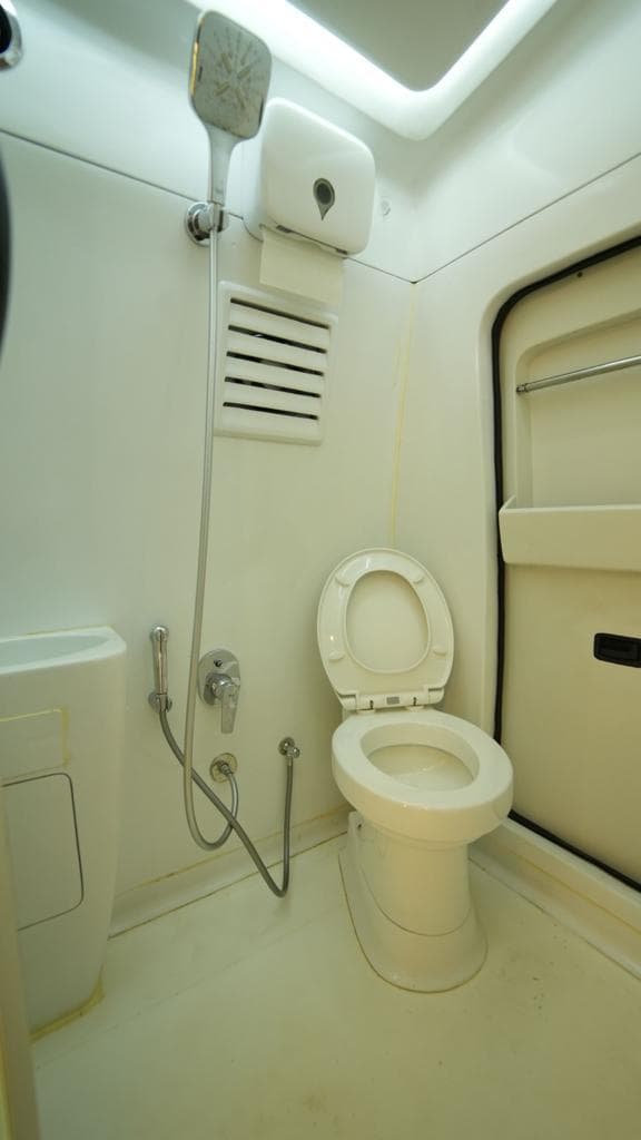 17 Seater Luxury Tempo Traveller — photo 1